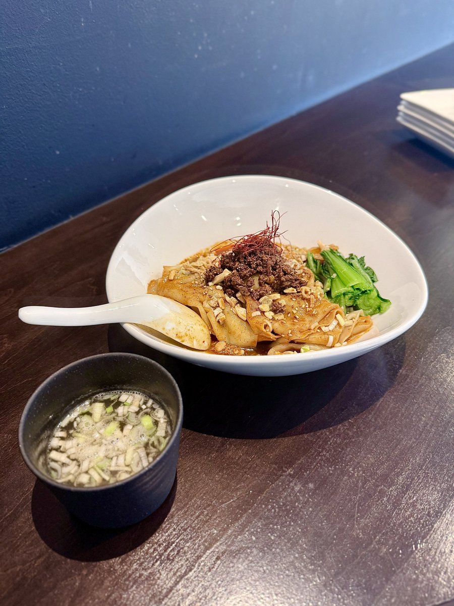 kainramen's tweet photo. まるはち屋

空飛ぶ汁無しニボ反々麺
東京製麺謹製特注0番麺/自家製辣油/花椒

香りのいい粗挽き花椒&amp;自家製辣油✨️
隠れるように潜むニボ感もたまらん😆
ずっしりもっちりとした一反木麺も👍
ナッツや青菜の食感も最高😍
旨痺辛を優しく癒す牛骨スープ🌈
上から眺める本家の妖怪🤭
ご馳走様でした🙏 https://t.co/I6fLVcFN0R