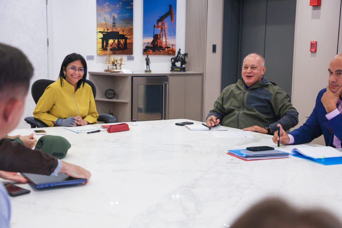 ConElMazoDando's tweet photo. #SayoTasComoLaGuayabera | La vicepresidenta de la República, Delcy Rodríguez , informó que este viernes 04 de octubre, sostuvo una reunión con el Consejo de Vicepresidentes Sectoriales, con cuyos integrantes revisó la agenda 📖y las respectivas acciones de las principales materias dirigidas al bienestar del Pueblo venezolano, en este último tramo del año.

En su cuenta de la red social Instagram, precisó que durante la jornada de trabajo, "revisamos los detalles de lo que será el Congreso de las 5 Generaciones, el inicio del año escolar 2024-2025 y el trabajo que vienen realizando las BRICOMILES (Brigadas Comunitarias Militares para la Educación y la Salud) en las recuperación de centros educativos 🏫 del país para nuestros niños, niñas y jóvenes 🧒👧".

Añadió que además fue evaluado el acompañamiento a las comunidades para avanzar en la ejecución de sus proyectos priorizados, el avance del Sistema 1x10 del Buen Gobierno.

Asimismo, Rodríguez destacó que también se abordó los planes para garantizar unas Navidades Felices 2024 🎄🇨🇽, al Pueblo venezolano.

@dcabellor #4oct