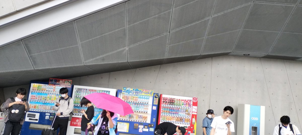 shiny_colorsT's tweet photo. おはようございます。
これよりTシャツ会場受け取りの方に対しての配布を始めさせて頂きます。
場所は会場の歩道橋渡って左の自販機の東京水ステーションになります。
配布時間は15:30までとなりますので、よろしくお願いします https://t.co/7446DEKGDZ