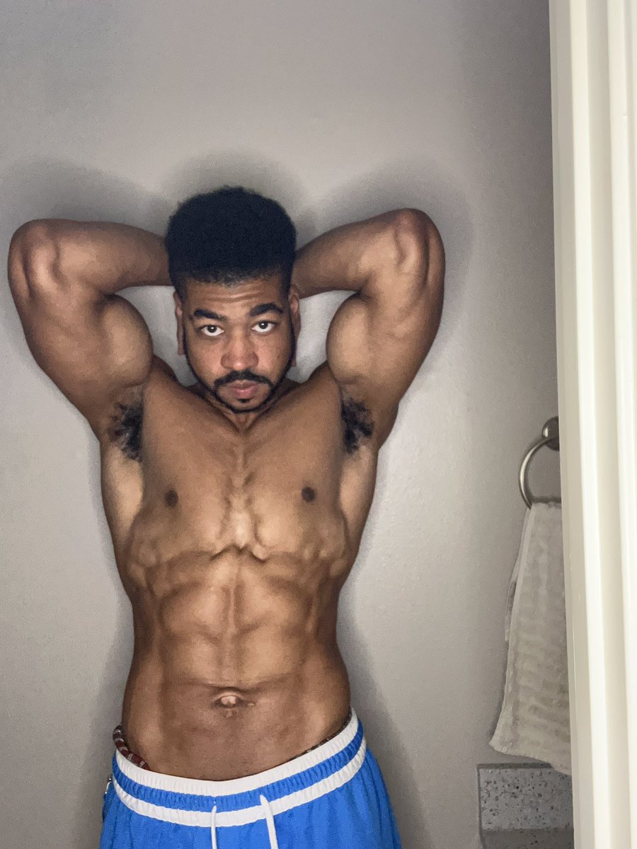 jeybkillinem's tweet photo. Hi Twitter here’s some post-gym pics!! https://t.co/kHPoMzVLHR