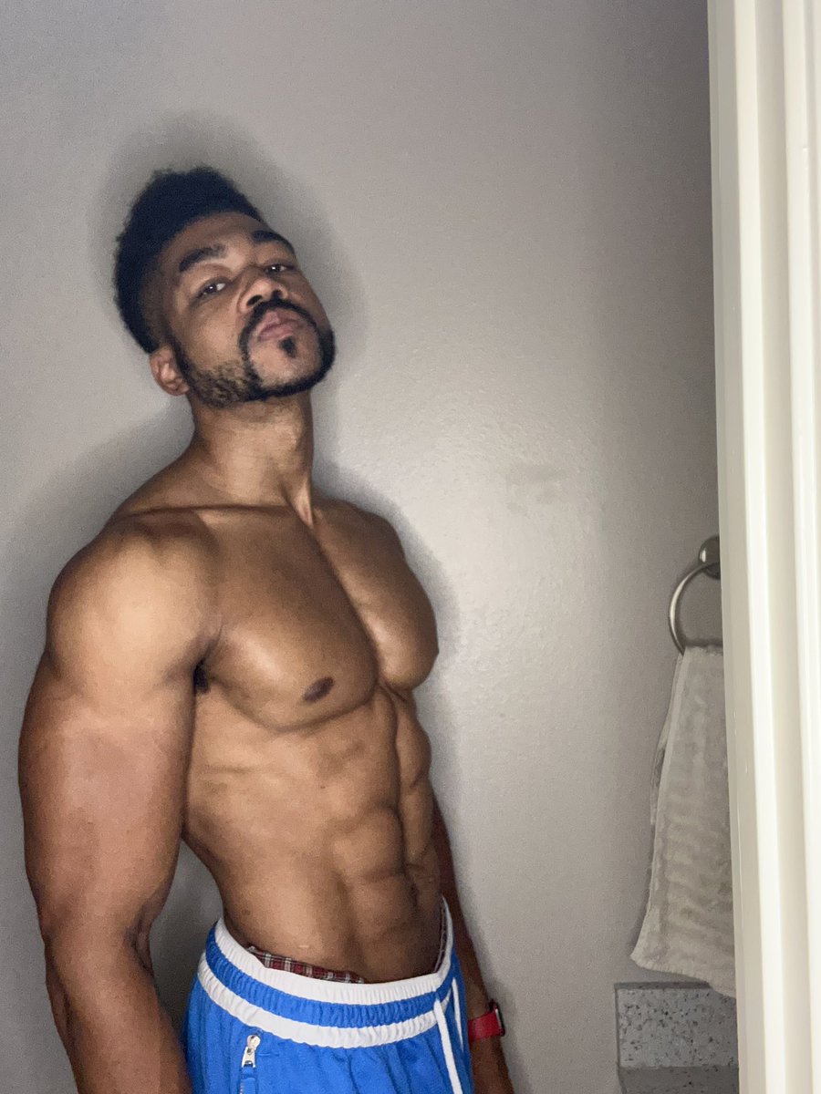 jeybkillinem's tweet photo. Hi Twitter here’s some post-gym pics!! https://t.co/kHPoMzVLHR