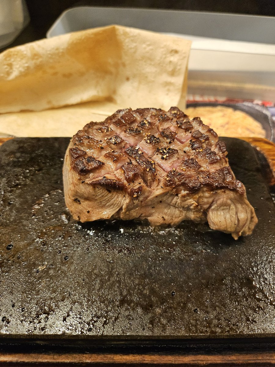 saenai45's tweet photo. 夜は、やっぱりステーキの厚切りタン150g😋
割引してたのでお得でした。

#やっぱりステーキ
#ステーキ
#牛タン https://t.co/5l2otc6TdH