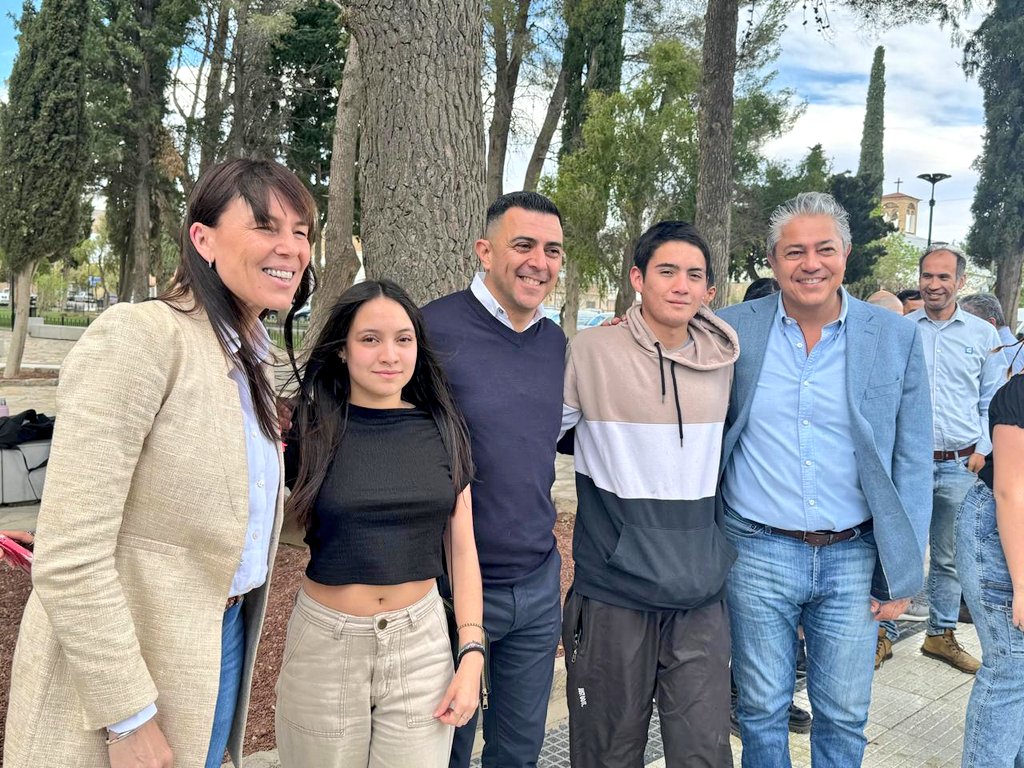 Rolo_Figueroa's tweet photo. VIVIMOS LA EXPO VOCACIONAL EN CHOS MALAL

La muestra educativa trajo toda la oferta de formación de la norpatagonia para que los estudiantes de la Región del Alto Neuquén puedan proyectar su futuro.

La educación es prioridad, por eso contamos con una gran presencia de las becas Gregorio Álvarez, el programa más importantes del país.