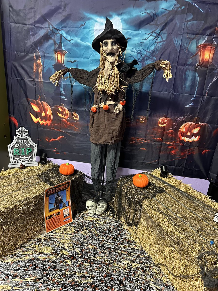UnionGapWA's tweet photo. Scarecrows popping up everywhere for Union Gap’s Scarecrow Scavenger Hunt! #hauntedoctober https://t.co/NUVeNjSPvx