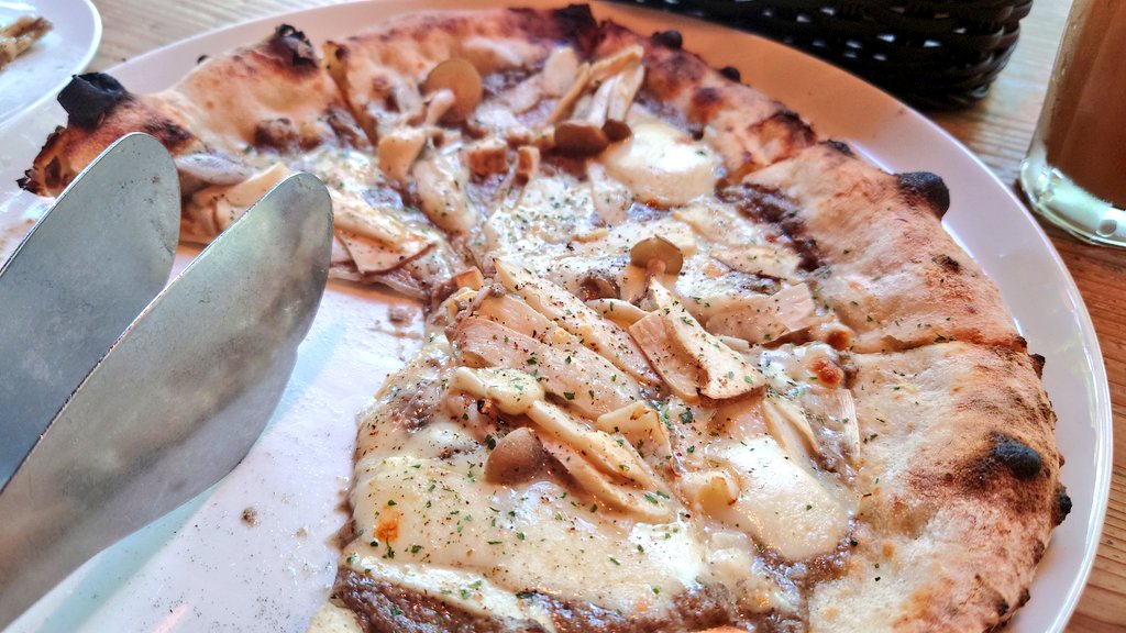 ogchan's tweet image. 実は…🤭
ノラクチーナさんで
フライングピザパーティー
#FPP してきました！

これは県内3種きのこと
たっぷりチーズのピザ！
きのこの香りが強くて
チーズとの相性が最強！

一番好きかもしれない🍕

※他にも種類があり
#デイアフターピザパーティー
で必ず同じピザが提供される
訳ではありません🙏