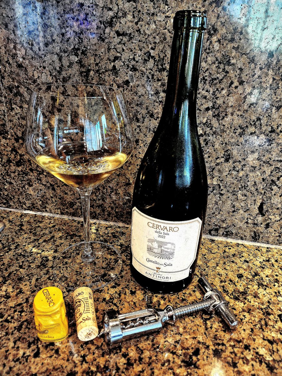 Constan70997526's tweet image. #wine #winelover #wineglass back to normal.  This is a very nice Chardonnay-blend.  #cheers  @RBaviello @RobertHunterFL @AmauryCarrasco @Fuel55 @AmauryCarrasco @S_Andreoni @ChAnArRu @SteveKubota @2002Vinos @88blewby @pietrosd @JeannieChoLee @FoodWhiskey  @TheWineGuyHK1 @joukesp