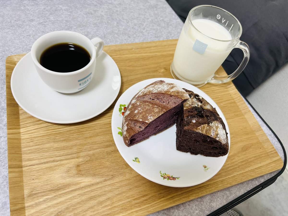 KanchanHiracchi's tweet photo. 遅めの自宅モーニング
珈琲は豆を挽かず
粉のコーヒーでドリップ☕️
パンは某ちうにち選手も愛食している
Sol Solさんの
グルテンフリーの米粉パンで🍞
#SolSol
#記憶の図書館 https://t.co/MuvyMNGiPf