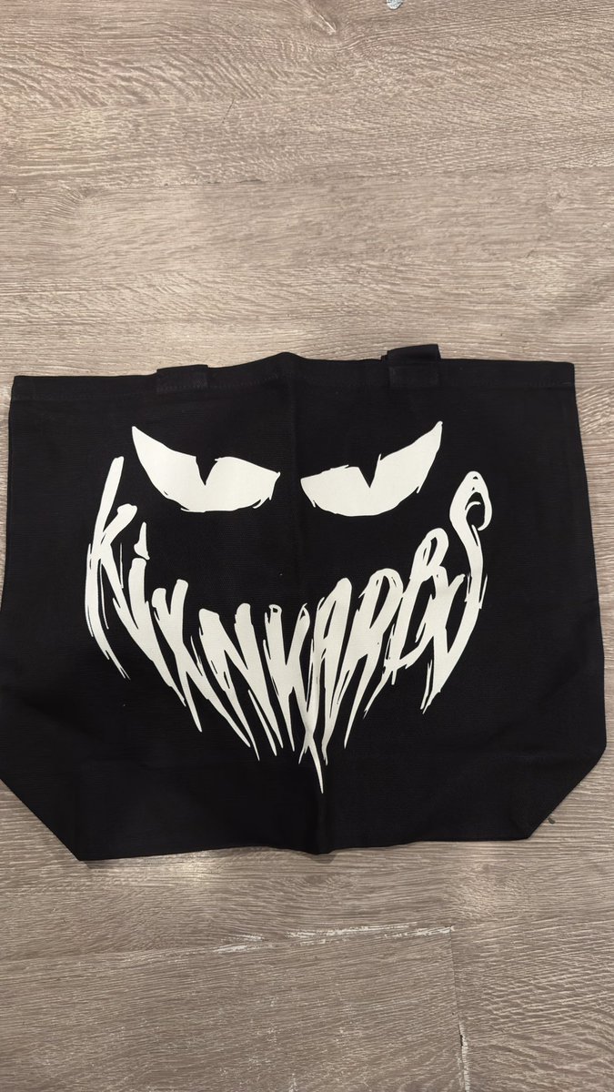 KIXNKARBS TOTE BAG GIVE AWAY 

RT AND LIKE IF YOU WANT IT 

*GLOWS IN THE DARK*