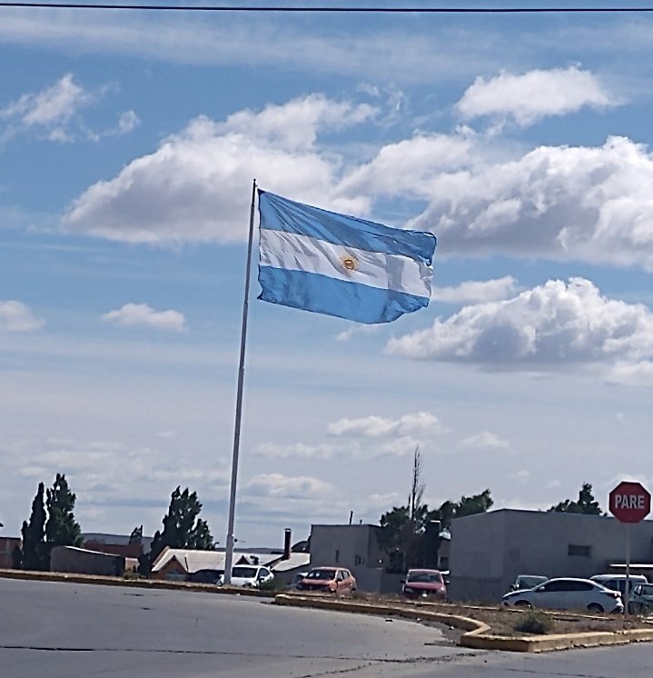 La única que debe ondear en suelo argentino es esta