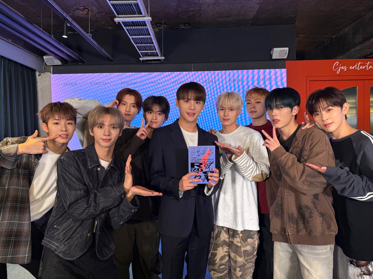 whib_official's tweet image. #김준수 선배님과의 행복한 시간🥰

#XIA #KIMJUNSU 
#WHIB #휘브
#배로 #Rush_of_Joy
#WHIB_Rush_of_Joy
#WHIB_배로