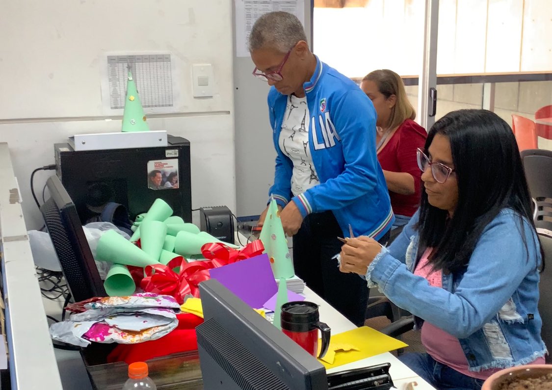 InapymiNE's tweet photo. Entérate 📢 ||  Hoy, nuestros espacios se transformaron en un rincón mágico gracias a  el espíritu navideño de todo el equipo y a ¡Guataca Caribe! por contagiarnos con su alegre energía mientras se decoraba. ¡La Navidad llegó a INAPYMI con todo su esplendor! ✨ https://t.co/lJn7PB6Qgo