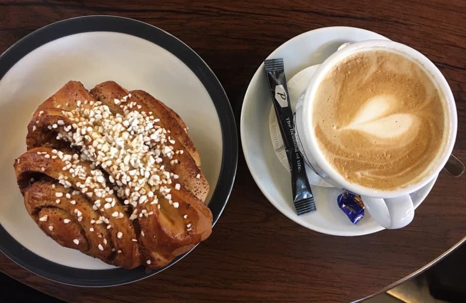 Cada 4 de octubre, en Finlandia se celebra el Día del #korvapuusti 

Aunque el origen de este día es sueco y comenzó en 1999, la tradición fue bien recibida por los finlandeses. Suele acompañarse de café y a esta combinación se le llama 'pullakahvit'