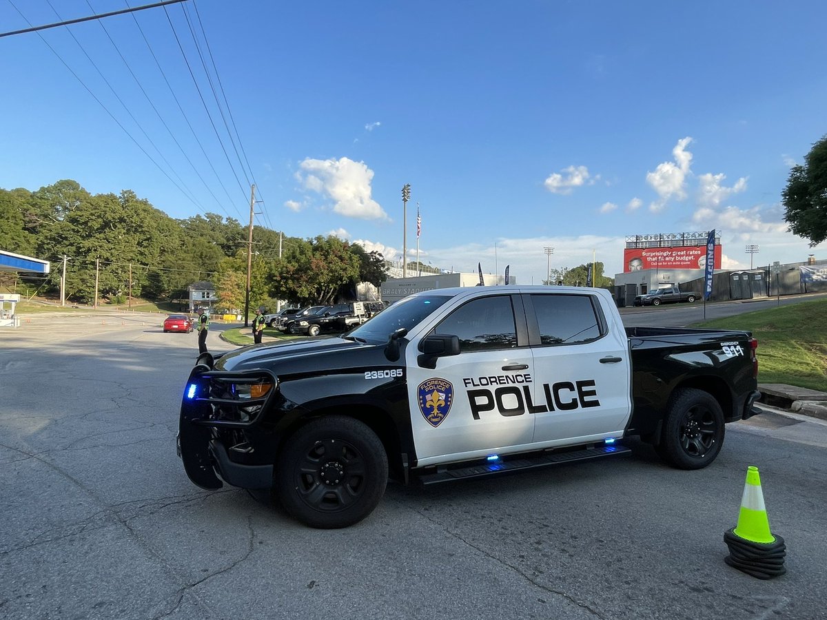 ⚠️TRAFFIC ALERT⚠️

Please avoid the area of Hermitage Drive and Royal Avenue if you are not attending the FHS football game. Although the roads on Royal Avenue are closed, the Chevron gas station at Royal Avenue and Hermitage Drive is still open. #GoFalcons