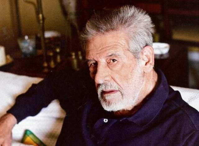 "Όταν έπεφτε το τείχος στη Γερμανία ο κόσμος πανηγύριζε και έλεγε «επιτέλους!». Ίσως ήμουν από τους πολύ λίγους που είχαν πει τότε «Ετοιμαστείτε για το 4ο Ράϊχ», το οποίο βιώνουμε σήμερα.
Ο καπιταλισμός, ο φασισμός και ο πόλεμος είναι αδέλφια, πάντα πάνε χέρι χέρι"
Γιάννης Βόγλης