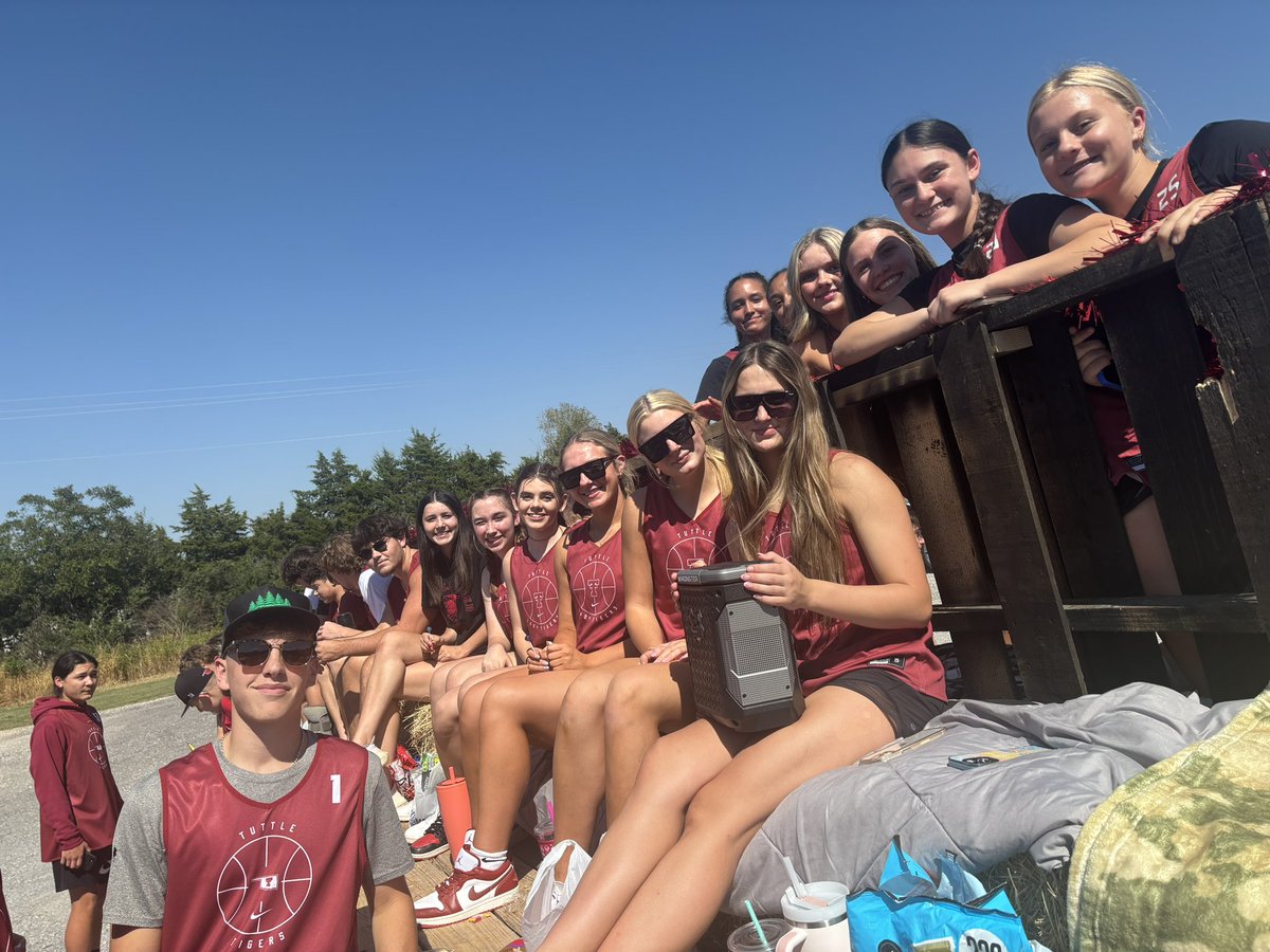 tuttle_gbball's tweet photo. Homecoming Fun at the Parade! #family @tuttle_mbb https://t.co/E5vNc4wSaD