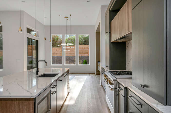 ParosGroupllc's tweet image. Whipping up a gourmet meal in your dream kitchen? Yes, please! Style and function combine to make the space everything you need and want. What's on your dream kitchen wishlist? 

#dreamkitchen #nashvillebuilder #ferguson #dreamhome #housegoals #moderndesign #kitchengoals