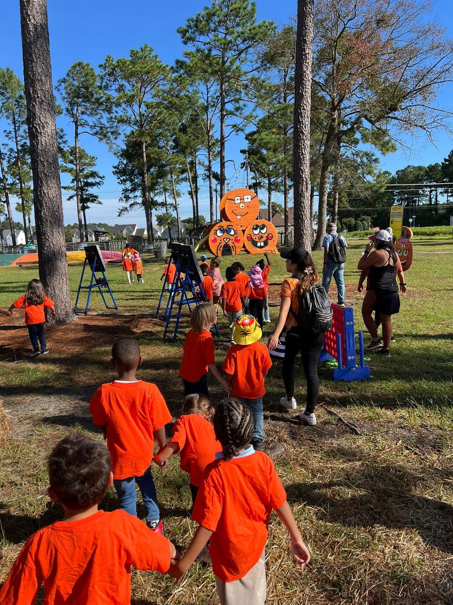 AritaElizabeth4's tweet photo. We had a blast 😎🥳 it was an amazing day at Gallberry Corn 🌽 Maze. Our first Fild Trip! Kindergarten Spanish Immersion 
@WHOwenES https://t.co/eshlLverYu