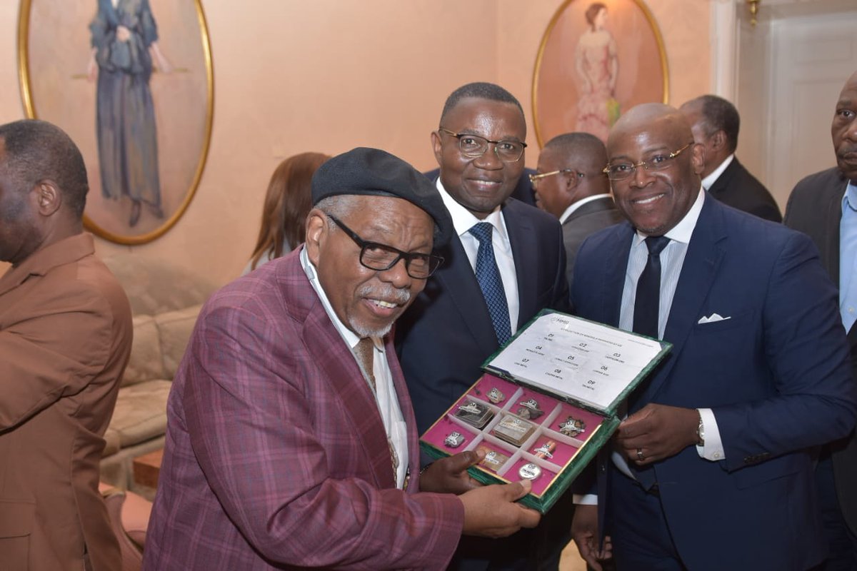 #LosAngeles est le point d'ancrage de la mission Californienne aux USA ce vendredi 04 octobre 2024.
Nous avons été au BEVERLLY HILLS puis au DOWN TOWN pour interagir avec le CLUB CALIFORNIEN conduit par le Doyen CARL DICKERSON.
Un dîner de travail enrichissant autour de:Énergie,