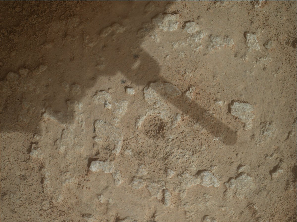 MarsMissionImgs's tweet photo. #CuriosityRover image taken on #Sol3648 with #MAHLI #Mars #NASA #Space https://t.co/4l5yinIgRz