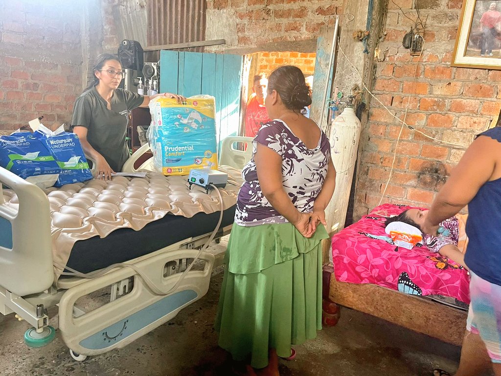 DPS_LosRios's tweet photo. #Balzar| ¡Comprometidos con el bienestar de nuestra comunidad! 👩🏻‍⚕️💙

En el sector San Jacinto Este, la directora distrital, Sayda Ruilova, entregó: cama clínica, colchón antiescaras, pañales y protectores de cama a un paciente en cuidados paliativos, mejorando su calidad de vida. https://t.co/DyILs2nkOT