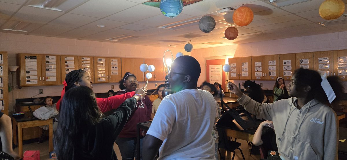 MPrewett16943's tweet image. Today students modeled moon phases. This helped them to see why the moon goes through phases from our perspective. They used the information they gathered from this to develop a 2D model on paper. @LMSJRFALCONS @cobbscience