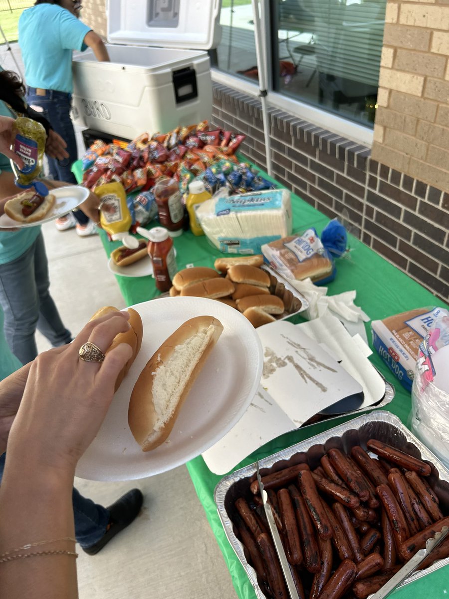 MsBChapa's tweet photo. Thanks you to the @CFISDByrd families for our tailgate! 🏈💛🌭 https://t.co/QKXfyUseAy