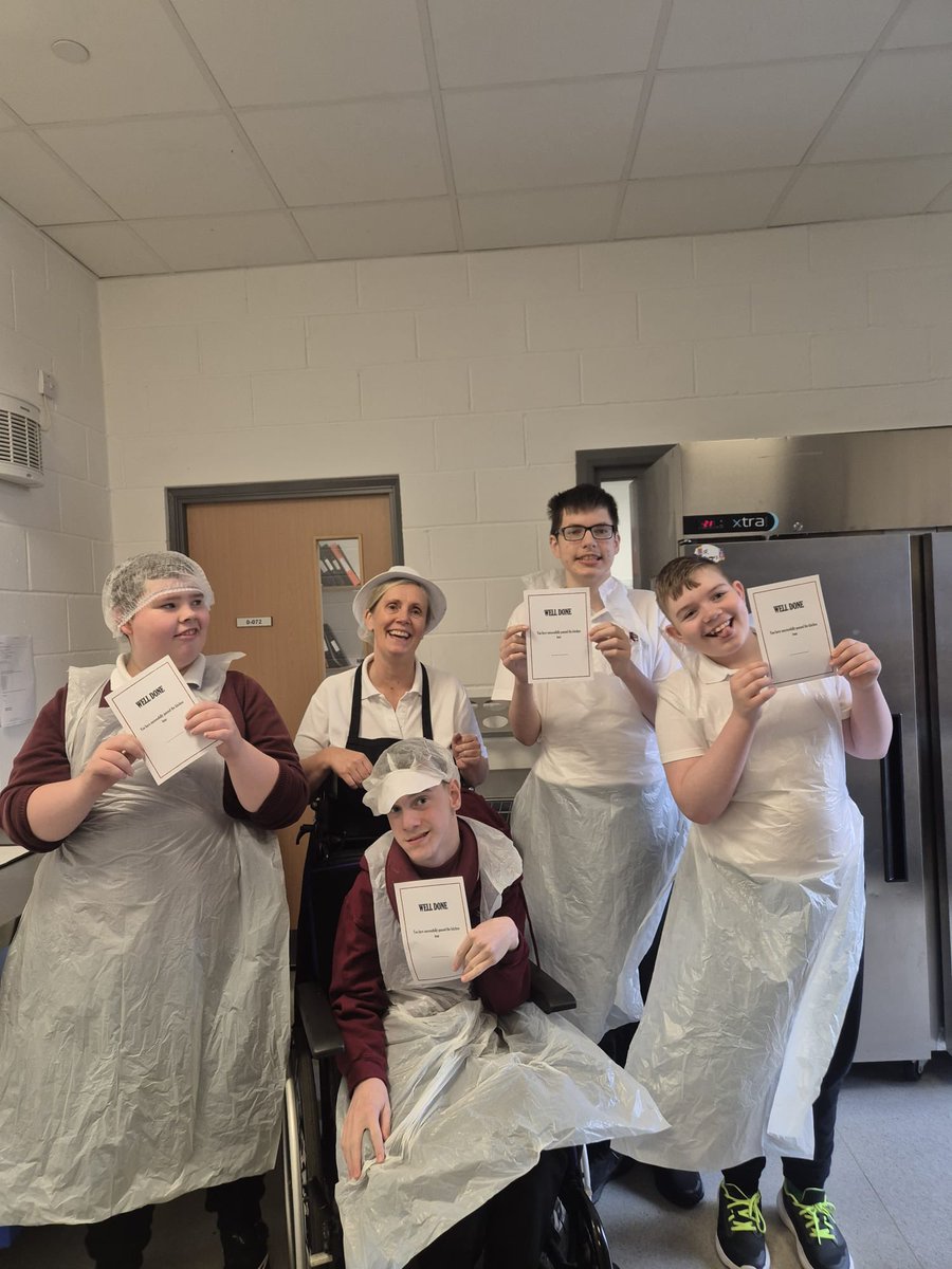 AlloaEASN's tweet image. Elm Class had a wonderful visit to our school kitchen. They helped prepare lunch, learned how to make a slush and practiced using the oven. Great teamwork and learning in action! #cookingskills #teamwork @AlloaAcademy