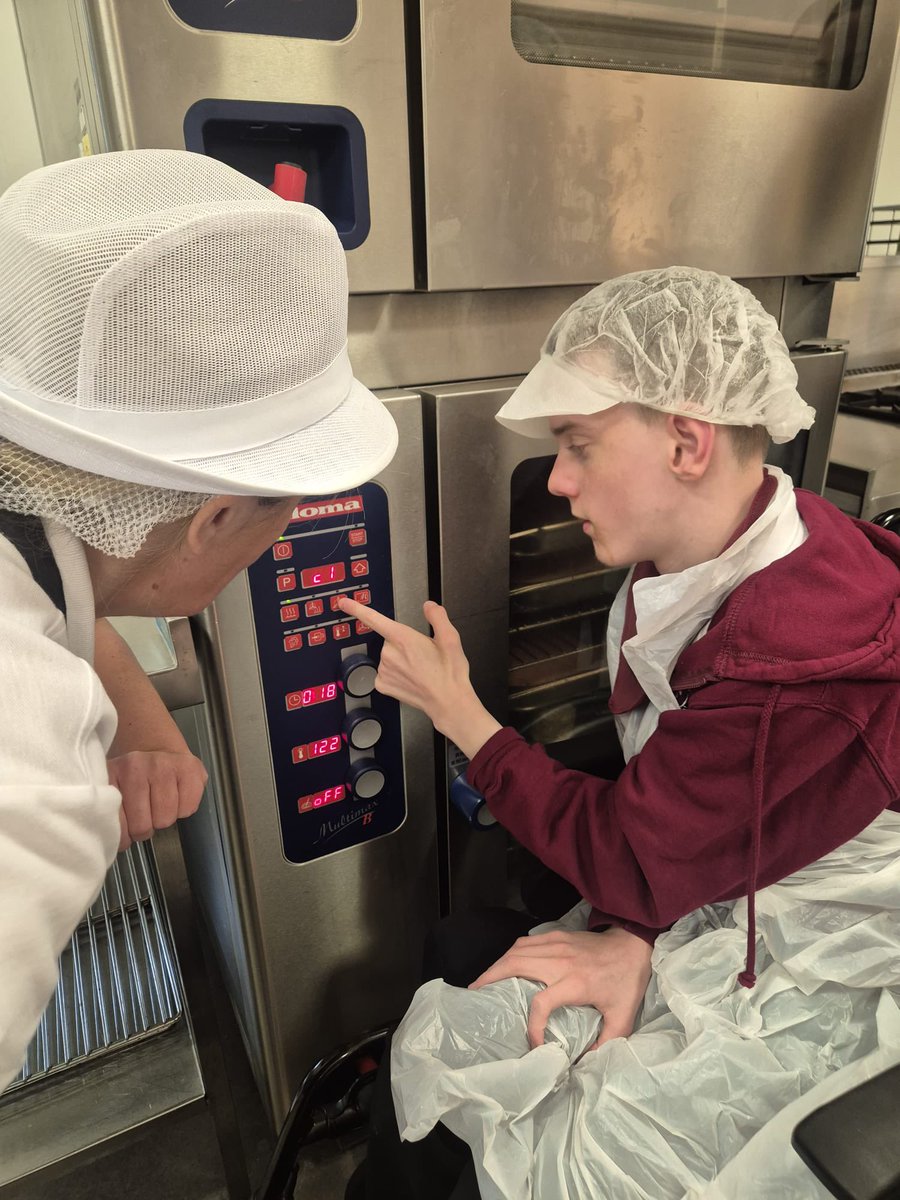 AlloaEASN's tweet image. Elm Class had a wonderful visit to our school kitchen. They helped prepare lunch, learned how to make a slush and practiced using the oven. Great teamwork and learning in action! #cookingskills #teamwork @AlloaAcademy
