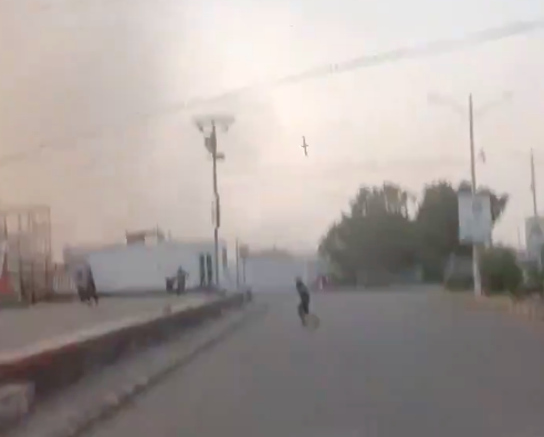 BashaReport's tweet photo. #Yemen #OSINT The attacks on the Naval College in Hudaydah today were most likely carried out using Tomahawk Land Attack Missiles #TLAM. In the screenshot, you can clearly see the long cylindrical body with mid-mounted wings, characteristic of the missile. The video was filmed from in front of Fun City Restaurant on Hudaydah Corniche, along R60, directly across from the eastern wall of the site.