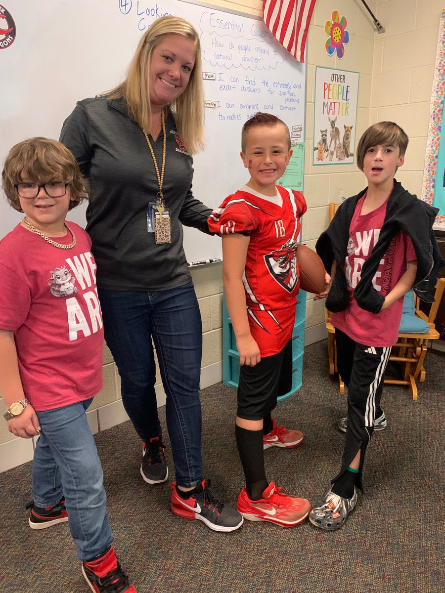 CourtneyHanson_'s tweet photo. Ready for Homecoming! 🐉 @DieckSCCS @swartz_creek https://t.co/gjoB8QgD5e