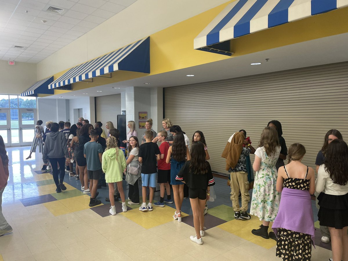 PorterRidgeMSNC's tweet image. Our 6th graders are having a blast at our Welcome Back Dance! We can’t wait for 7th and 8th grade next week! @AGHoulihan @UCPSNC