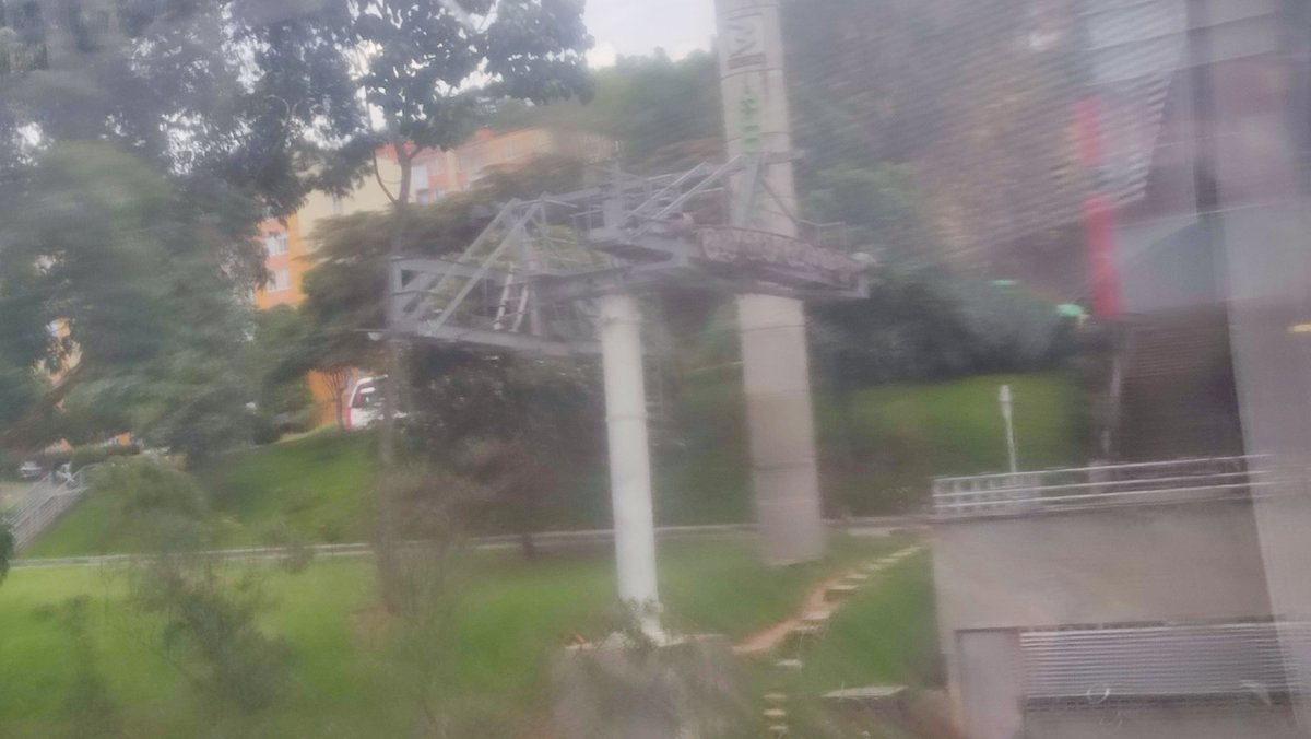 AnaSofaTM1's tweet photo. Hola, @metrodemedellin, siempre me ha dado curiosidad, por qué hay una pequeña torre justo al lado de la estación La aurora? 🙂 https://t.co/hccmuSaMRl