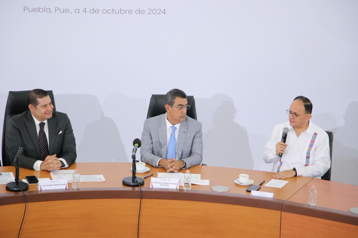 Jorge_IslasLo's tweet photo. Firmamos carta de intención para celebrar convenios de colaboración entre universidades de Puebla y ⁦@CUNY⁩ por medio de los gobernadores Constitucional y electo, ⁦@SergioSalomonC⁩ y ⁦⁦@armentapuebla_⁩    Y el Rector. Deje saludos del Canciller De la Fuente. https://t.co/2aORrCm4Dr