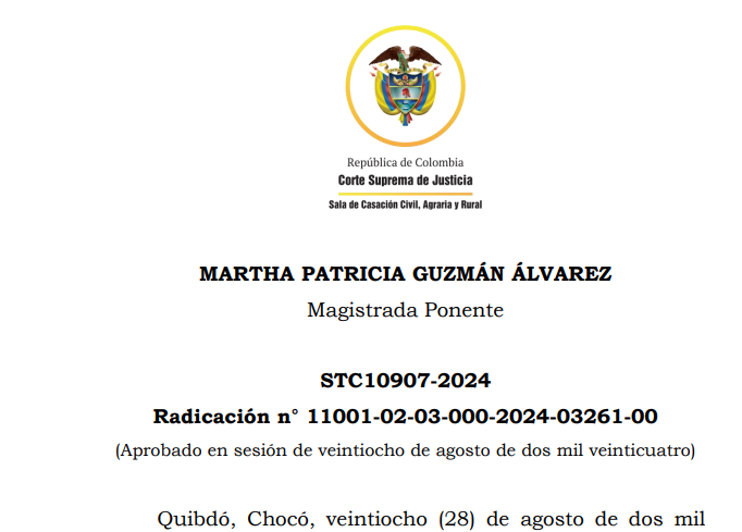 JurisprudenCol's tweet photo. La promesa de compraventa por sí sola no genera posesión

La promesa de compraventa por sí sola no genera posesión, y esta afirmación, recurrente en la jurisprudencia colombiana, encuentra sustento en la separación entre los conceptos de tenencia y posesión que rigen el derecho civil colombiano. La posesión implica no solo la detentación material de un bien, sino un elemento adicional de intención, el "animus domini", que es la voluntad de actuar como propietario. A diferencia de esto, la tenencia se refiere únicamente a la ocupación física o material del bien sin el ánimo de señorío sobre el mismo.

El contrato de promesa de compraventa es un acuerdo preparatorio en el cual una de las partes se compromete a vender un bien en el futuro bajo ciertas condiciones. No obstante, este tipo de acuerdo no transfiere la propiedad del bien ni otorga automáticamente el derecho a la posesión. En lugar de ello, lo que el prometiente comprador adquiere es la mera tenencia del bien, salvo que las partes pacten explícitamente que se entregará la posesión. En ausencia de dicha estipulación, lo que se confiere al comprador en el marco de la promesa de compraventa es simplemente el derecho de esperar que la propiedad sea transferida en un momento futuro, pero sin que esto implique la adquisición del derecho de poseer el bien como propietario desde la firma del contrato.

Uno de los aspectos fundamentales en este contexto es el fenómeno conocido como la interversión del título. En términos simples, esto ocurre cuando una persona que inicialmente era tenedora de un bien cambia su actitud hacia el mismo y comienza a comportarse como su poseedor, desconociendo la propiedad de quien previamente reconocía como dueño. Este cambio en la naturaleza de la relación con el bien puede ser evidenciado por actos que muestren una intención clara y visible de asumir el control del bien como propietario. Sin embargo, mientras el prometiente comprador continúe reconociendo que otra persona es la propietaria del bien, no podrá reclamar la posesión.

De esta manera, la jurisprudencia ha establecido de forma reiterada que la entrega de un inmueble en virtud de un contrato de promesa de compraventa no genera posesión, sino mera tenencia, salvo que se acuerde de manera expresa la entrega de la posesión en el contrato. Así lo señaló la Corte Suprema de Justicia en diversos pronunciamientos, ratificando que la posesión material solo se configura cuando hay un acto claro de transferencia del dominio o cuando, en su defecto, se acuerda expresamente que el futuro comprador recibirá la posesión de la cosa.

En muchos casos, el prometiente comprador puede recibir anticipadamente el bien inmueble en virtud de la promesa de compraventa. No obstante, esa entrega anticipada sigue siendo una entrega en tenencia y no en posesión, a menos que el contrato de promesa estipule de manera clara que la entrega anticipada también incluye la posesión del bien. Sin este pacto expreso, el prometiente comprador sigue reconociendo que el dominio pertenece al promitente vendedor, lo cual excluye la posibilidad de que se configure la posesión y, por ende, de que pueda computarse un término de prescripción adquisitiva.

Este matiz tiene implicaciones importantes en los litigios sobre prescripción adquisitiva, ya que el mero paso del tiempo en calidad de tenedor no es suficiente para que alguien pueda reclamar la propiedad del bien a través de la usucapión. La posesión, para efectos de la prescripción adquisitiva, debe ser pública, pacífica y, sobre todo, ejercida con el ánimo de señor y dueño. Por lo tanto, mientras la relación del prometiente comprador con el bien esté fundada en el contrato de promesa de compraventa sin que se haya transferido la posesión, el tiempo transcurrido en dicha tenencia no cuenta para el cómputo de la prescripción.

A lo largo de los años, la Corte Suprema de Justicia ha reiterado en múltiples fallos que la promesa de compraventa, por sí sola, no genera posesión. En uno de sus pronunciamientos más destacados, la Corte afirmó:
"La entrega anticipada de lo que se promete en venta concede a quien recibe la mera tenencia de la cosa, salvo que se hubiere convenido expresamente la transferencia de la posesión" (CSJ SC3642-2019).

Esta postura ha sido reforzada en decisiones posteriores, como en el fallo que establece que el prometiente comprador, al recibir el bien en virtud de la promesa de compraventa, toma conciencia de que el dominio de la cosa aún no le corresponde, ya que el prometente vendedor no se ha desprendido de este derecho. En consecuencia, el detentador considera al promitente vendedor como dueño y, por tanto, lo requiere para que le transmita la propiedad prometida. Este reconocimiento del dominio ajeno implica que la relación del prometiente comprador con el bien es de tenencia y no de posesión.

Portal de actualización Jurisprudencial. Solicita tu suscripción aquí 👉 https://t.co/LAQoZz9cUI