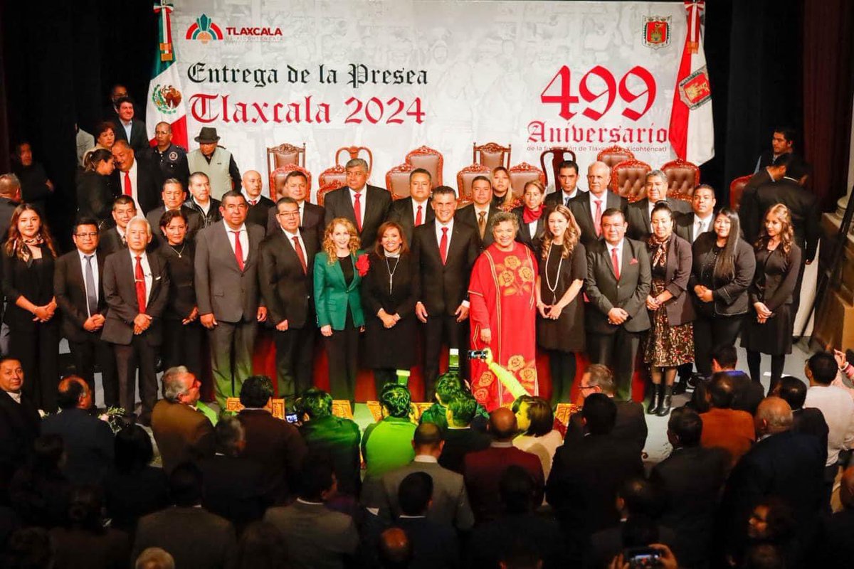 STyC_Tlaxcala's tweet photo. 🏅 El titular de la #STyC Noé Altamirano, fue testigo de la entrega de la “Presea Tlaxcala 2024” a la ex Gobernadora @BeatrizParedes , un reconocimiento otorgado por nuestra Gobernadora, la Lic. @LorenaCuellar , y el Presidente Municipal de Tlaxcala Capital, @sanchezgarciatx https://t.co/v40OeZTj2D