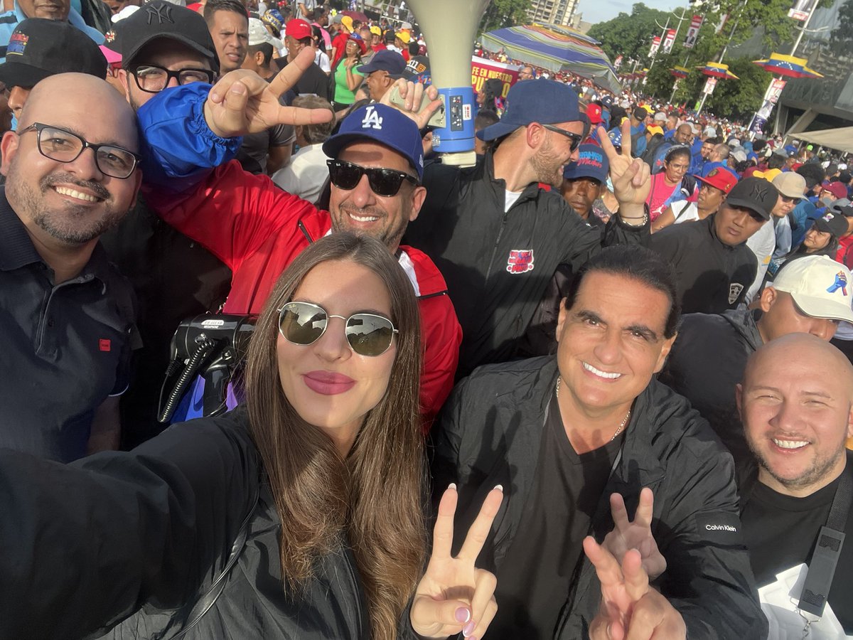"Querida familia Saab, su entrega y compromiso con el crecimiento económico del país son dignos de admiración. Al lado del presidente Nicolás Maduro, han demostrado que la unión y el trabajo arduo pueden transformar realidades. 
#FreeAlexSaab