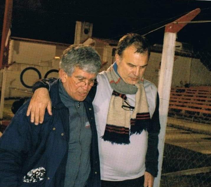 Fabriciotvf's tweet image. Mi papá siempre decía que el famoso entrenador Marcelo Bielsa lo trataba como un amigo de igual a igual en el trato diario que tenían.
Mi viejo era vendedor de gorros en la playa y él en esos tiempos entrenaba Argentina y luego Chile.
El Oreja lo adoraba.
Créele a quien quieras.