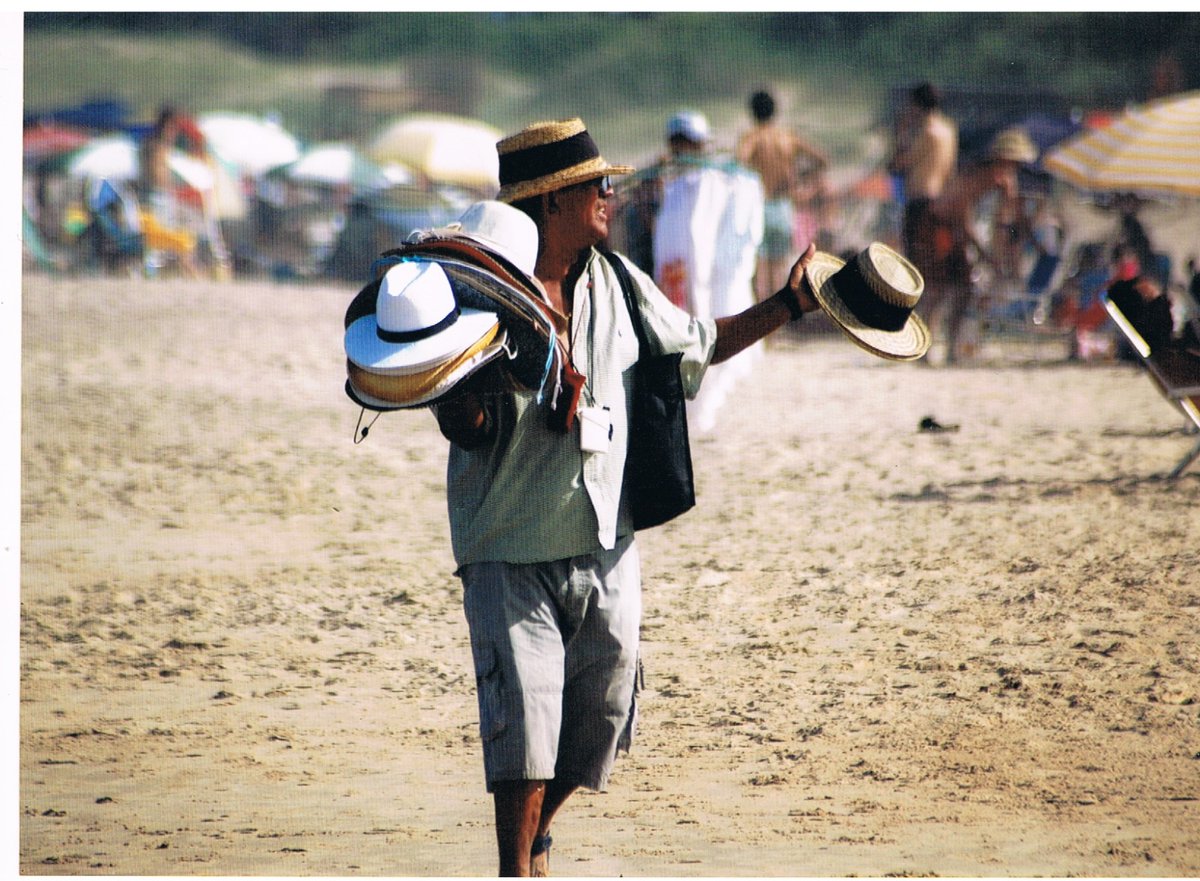 Fabriciotvf's tweet image. Mi papá siempre decía que el famoso entrenador Marcelo Bielsa lo trataba como un amigo de igual a igual en el trato diario que tenían.
Mi viejo era vendedor de gorros en la playa y él en esos tiempos entrenaba Argentina y luego Chile.
El Oreja lo adoraba.
Créele a quien quieras.