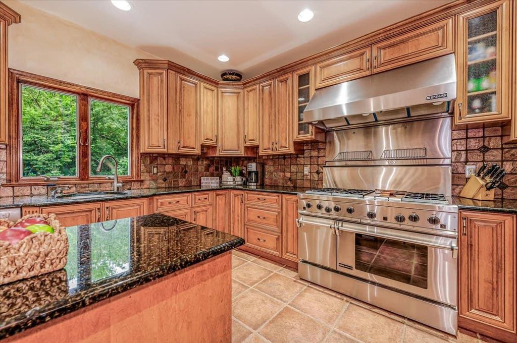 MoniqueJSerena's tweet photo. UNDER CONTRACT IN HUNTINGTON!!!!! 

Staged….Listed…And Voila….Under Contract. 
.
.
#undercontract #huntington #longislandhomes #realtorlife #lirealtor #MoniqueJSerena #homestager #stagedtosell https://t.co/mOZmyd6g3V
