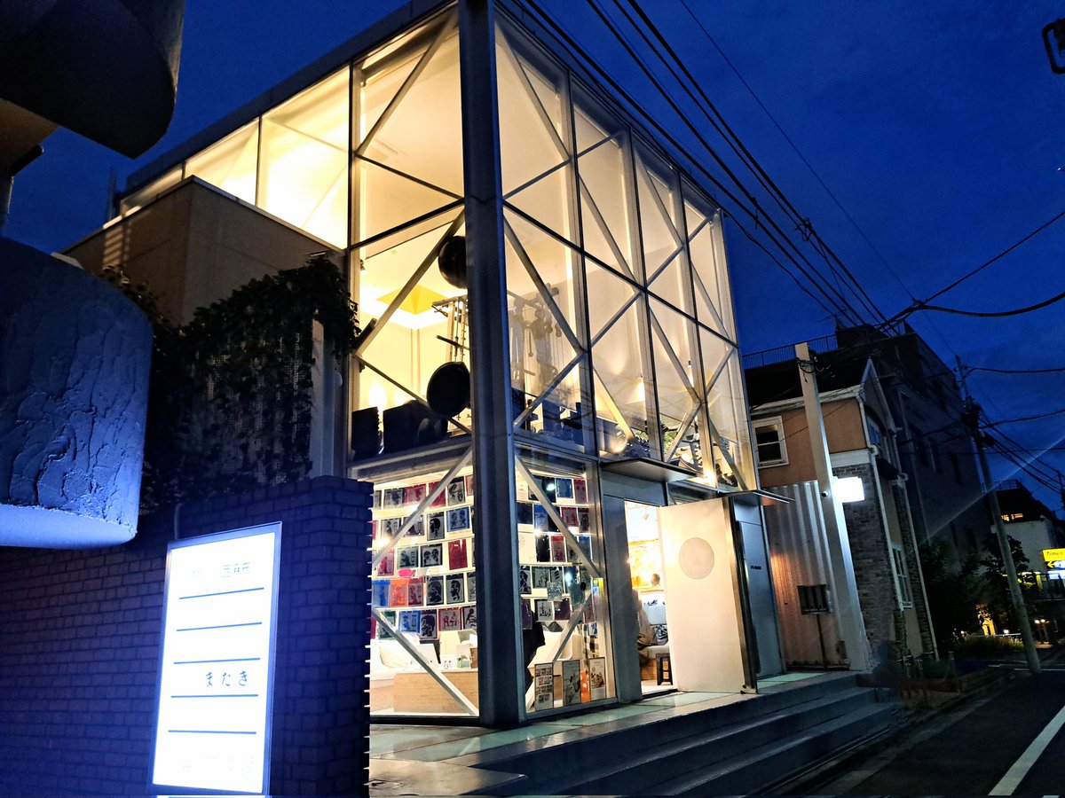 tanecon1's tweet photo. ガラス張りの可愛いカフェで素晴らしい作品を眺めなら面白いお話とできた君によるコースター作り体験&amp;プレゼントも！偶然相席の憧れちゃう職業の素敵なお方とのお話も興味深くとても楽しかったです♪世界に広まってほしいできたくんの唯一無二のパフォーマンス #できたくん個展 https://t.co/PxSzzypEgA