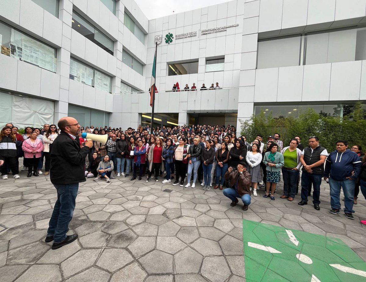 MetropolisCDMX's tweet photo. Inti Muñoz Santini (@IntiMunoz ) titular de @seduviCDMX nos comparte este mensaje : 

Hoy cerramos un ciclo en la Secretaría de Desarrollo Urbano y Vivienda de la Ciudad de México.
 
Un ciclo en el que se puso orden al desarrollo urbano de nuestra urbe, construyendo acuerdos, considerando la dimensión vecinal, el valor del tejido social y el equilibrio hídrico y ambiental, dimensiones propias de una ciudad grande y compleja como ésta: todas, condiciones imprescindibles del ordenamiento territorial, el desarrollo urbano, la habitabilidad y la función económica inherente a la tarea colectiva de hacer ciudad.
 
En esta gestión escuchamos y dimos valor a todas las voces: a las vecinas y vecinos, la academia, las organizaciones ciudadanas, a los actores del desarrollo inmobiliario privado, 
los gremios técnicos vinculados al desarrollo urbano.
 
Con todas y todos cimentamos consensos y construimos acuerdos, bajo principios de transparencia y certeza jurídica para la correcta aplicación de los programas de desarrollo urbano y los instrumentos de gestión urbanística en función de la sostenibilidad urbano-ambiental y el cumplimiento de obligaciones compartidas en favor de la ciudadanía.
 
Vienen nuevas tareas al lado de la Jefa de Gobierno, Lic @ClaraBrugadaM , para consolidar el derecho humano al hábitat.
Tenemos por delante el reto de realizar 200 mil acciones de vivienda. 

Desde aquí, agradecemos nuevamente a las y los habitantes de la Ciudad de México con quienes hemos dialogado y construido acuerdos.

Agradecemos a las organizaciones de la sociedad que trabajan por el derecho a la ciudad.

Agradecemos a los representantes del desarrollo inmobiliario responsable y a la iniciativa privada comprometida con su entorno.
Agradecemos a la opinión pública.

Agradecemos especialmente a todas las compañeras y compañeros de la SEDUVI su entrega, profesionalismo y compromiso con la capital y la ciudadanía.

Agradecemos al Jefe de Gobierno, Dr. @martibatres y a la Dra. @Claudiashein, hoy Presidenta de México, por darnos la oportunidad de servir a la ciudad.

Nos seguiremos encontrando.