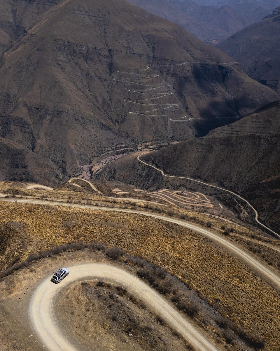 Este camino fue creado recién en el 2008… 
Y conduce a un pequeño pueblito habitado desde tiempos prehispanicos, en el que hoy por hoy hay alrededor de 250 personas, las cuales hasta antes de que lo construyeran vivían de manera totalmente aislada y autosuficiente…