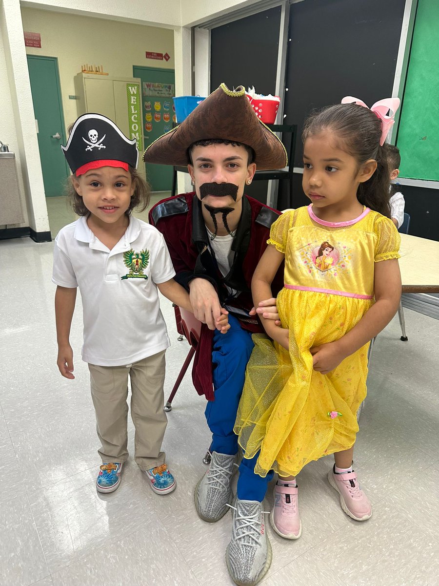 GloriaFloydES's tweet photo. Kindergarteners dress up as Pirates and Princesses as they learn letter "P" this week #kindergartenisthebest #letteroftheweek
#GloriaFloydElementary
#YourBestChoiceMDCPS
#OutOfThisWorld #yourbestchoicegloriafloydelementary @SupDotres @MDCPSSouth https://t.co/8ns4V0VYal