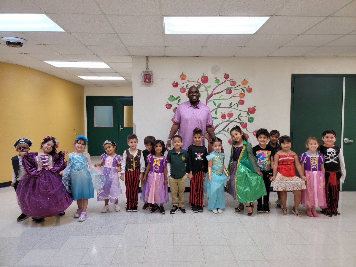 GloriaFloydES's tweet photo. Kindergarteners dress up as Pirates and Princesses as they learn letter "P" this week #kindergartenisthebest #letteroftheweek
#GloriaFloydElementary
#YourBestChoiceMDCPS
#OutOfThisWorld #yourbestchoicegloriafloydelementary @SupDotres @MDCPSSouth https://t.co/8ns4V0VYal