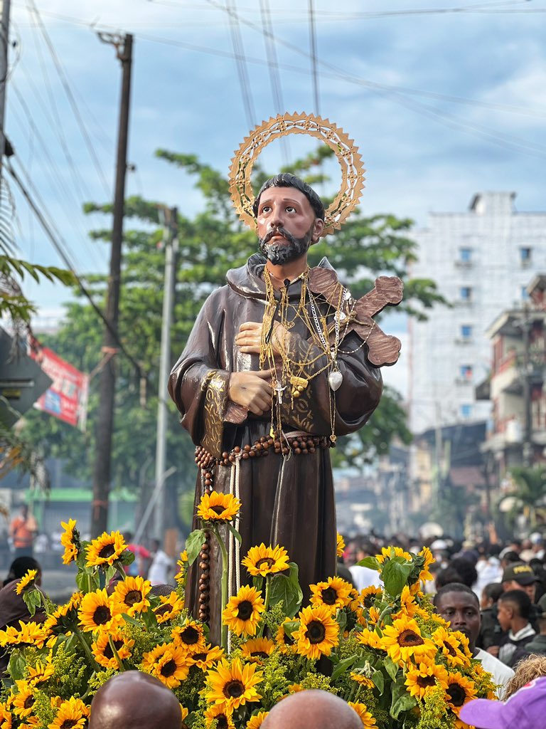 ConnieM14's tweet photo. Gloria, gloria, Francisco cantemos, nuestro Padre PROTECTOR!!! 🎶… ❤️‍🔥 https://t.co/9QLnyhLe93