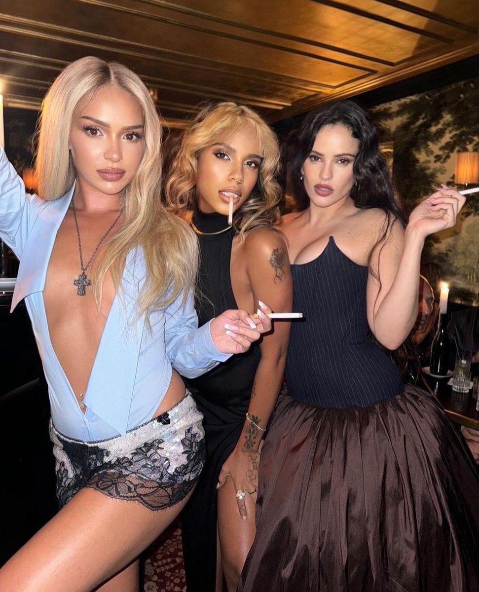 Rosalía junto a Bad Gyal y Tokischa en París.