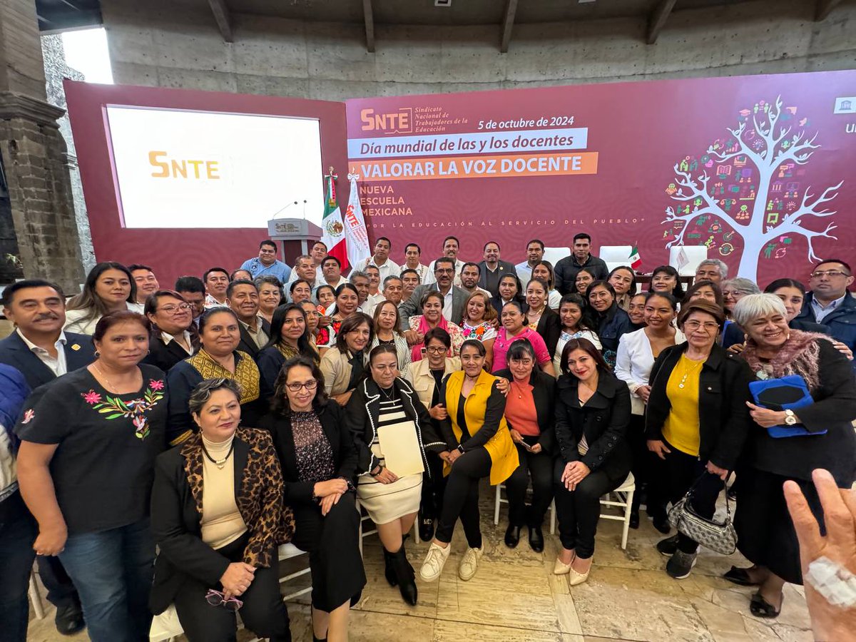 saidvargasmx's tweet photo. Acompañando en el Centro Cultural del SNTE a nuestro Dirigente Nacional, Maestro Alfonso Cepeda Salas, en la conmemoración del Día Mundial de las y los Docentes. 👏 https://t.co/UGJEDkIeRx