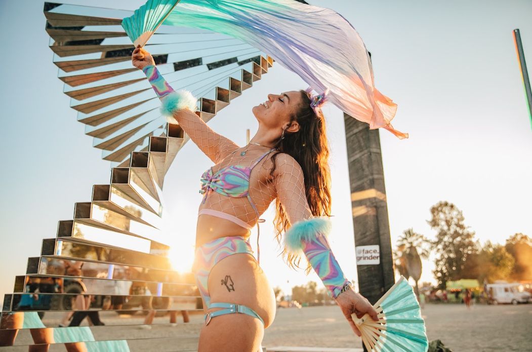 EDMIdentity's tweet image. We love @ssbdfest for all the vibes that it brings! 🌴 

This is the perfect Socal festival to end the summer with. Hot air balloon rides, flow artists, and hanging out on the beach with our friends 😎 

#ssbdfest