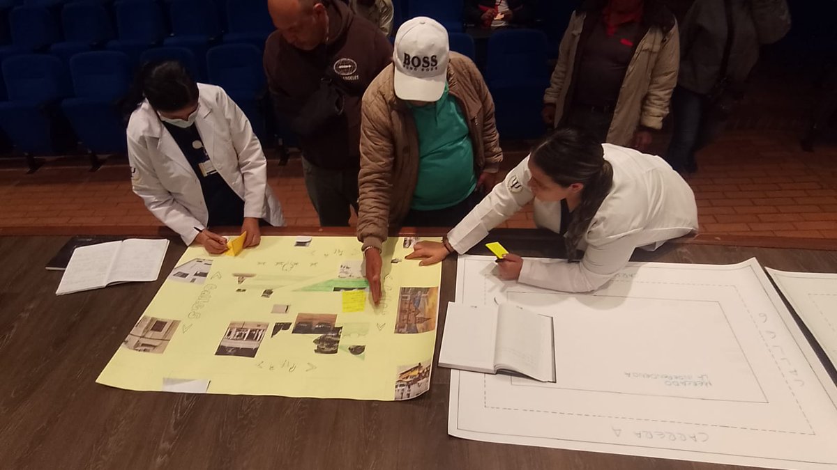 nelcyeacevedop's tweet photo. #Practica_PsicologiaSISSU
Inicio cartografia social y caractetizacion con la comunidad de vendedores informales de la ciudad de Pamplona. Evento que se realizó en el CCAV. 
@ElOIRdelaRegion 
@BlancoNatalia10 
@psicodiyer 
@UnadZcori 
@OIRZonaOriente https://t.co/AQHWq2JeUp