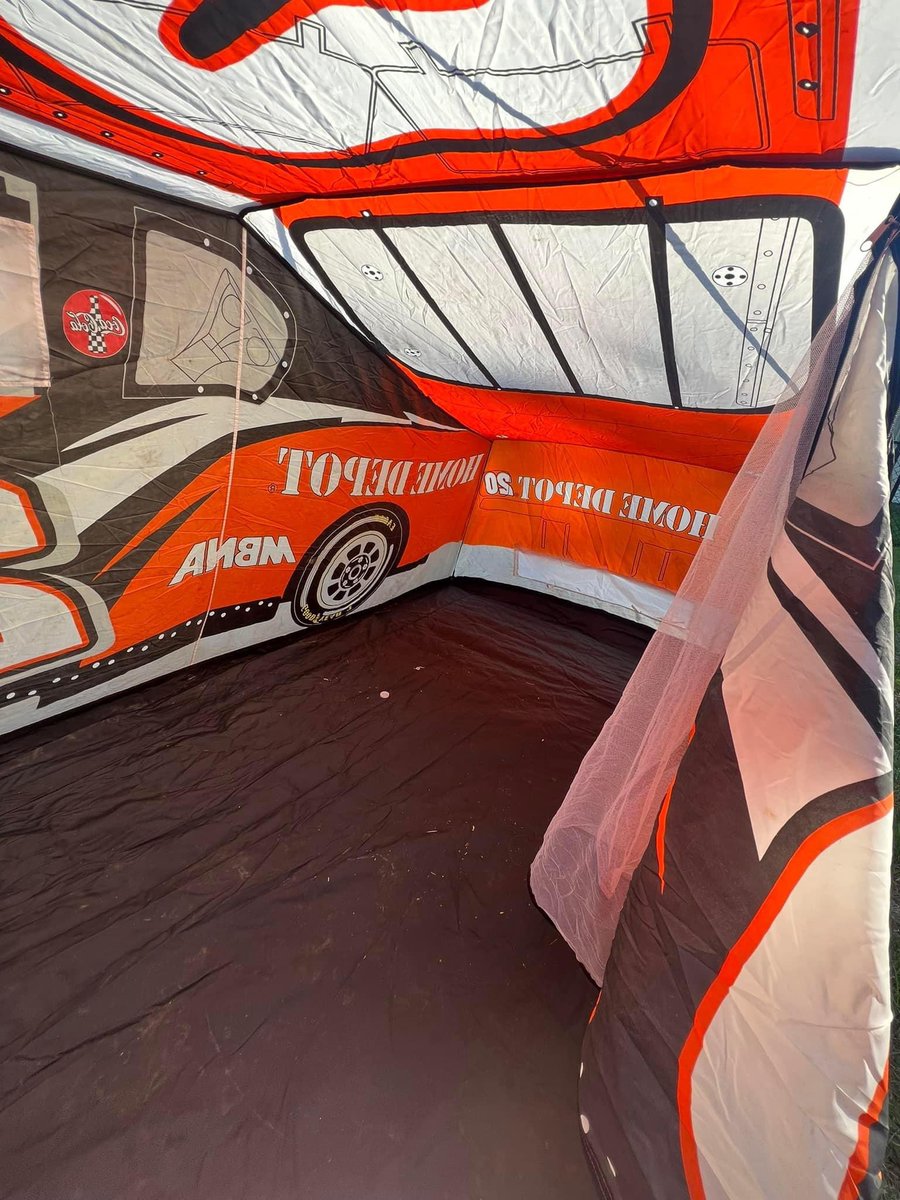 Tom_Engels_Desk's tweet photo. “Hey baby, wanna go make out under the stars in the Tony tent?” https://t.co/2ebVpSxgwj